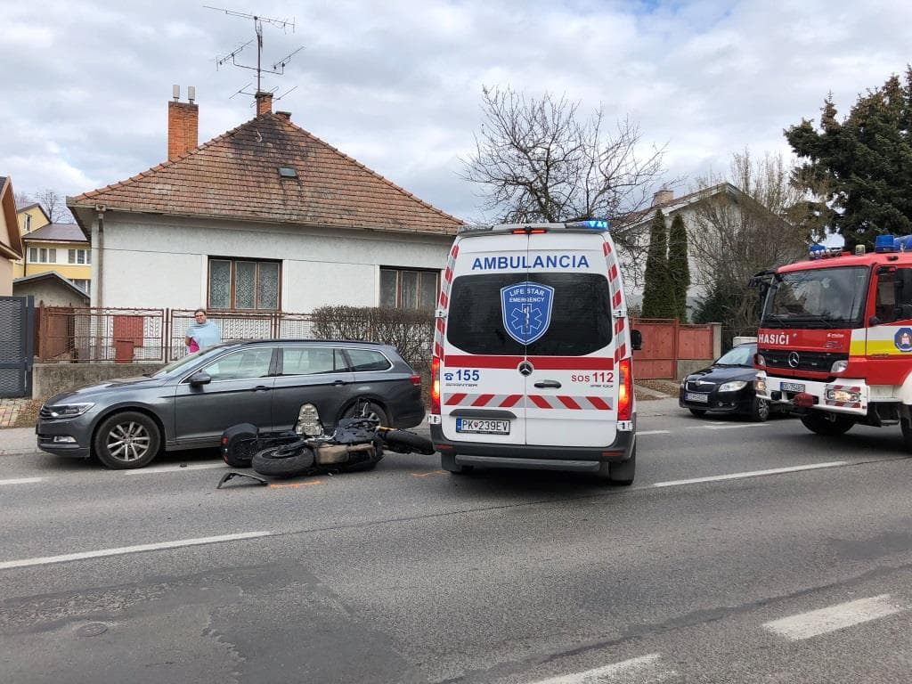 SÚLYOS BALESET: Elcsaptak egy motorost a dunaszerdahelyi kórház előtt