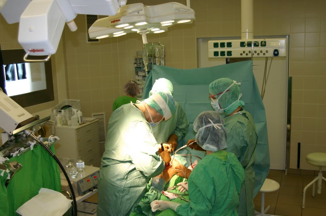 Feltételest kapott a páciens halálát okozó nyitrai sebész