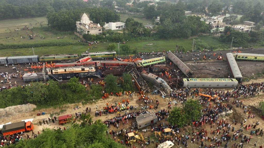 Emberi hiba okozhatta az indiai vasúti tragédiát - közel 300-an haltak meg! (Fotókkal)