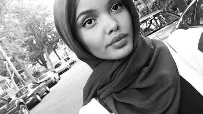 Ő az első muszlim nő, aki hidzsábot viselve szerepel a divatmagazin címlapján