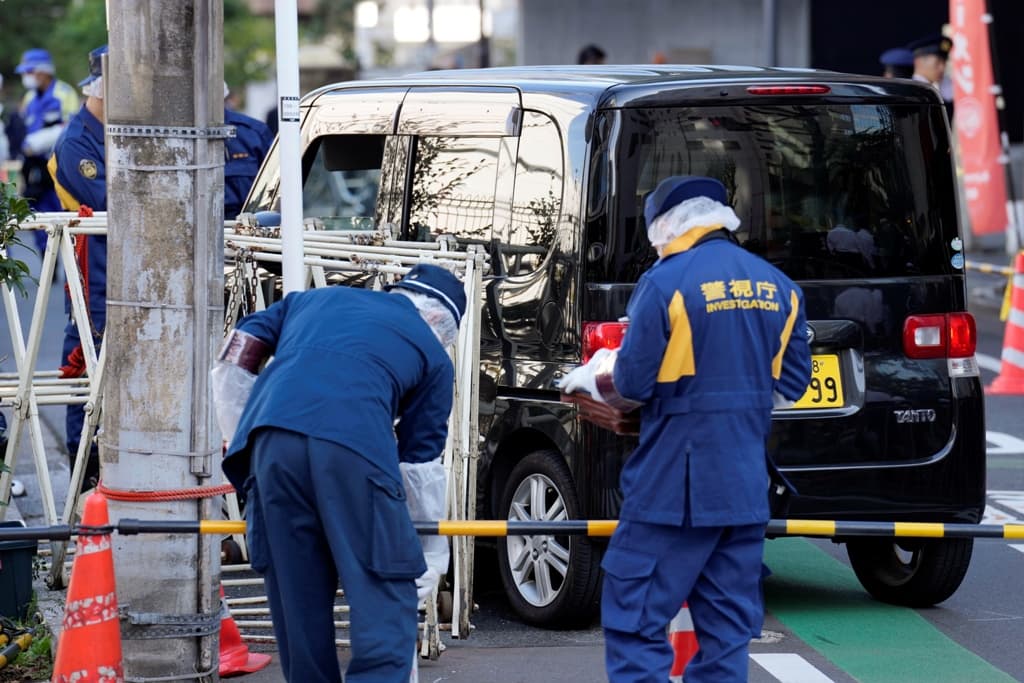 Az izraeli nagykövetség védőkerítésének hajtott egy gépkocsi Tokióban