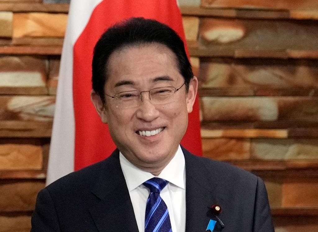 Kimenekítették a japán miniszterelnököt, miután valaki robbantott a beszéde alatt (Videó)