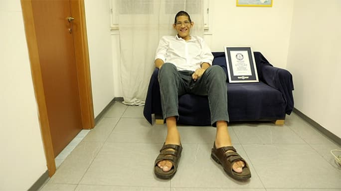 Újabb cipőt kapott a világ legnagyobb lábon élő embere