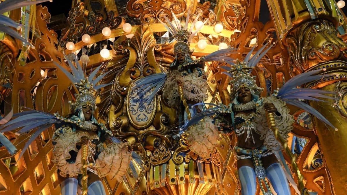 Két hónapos csúszással megkezdődött a riói karnevál
