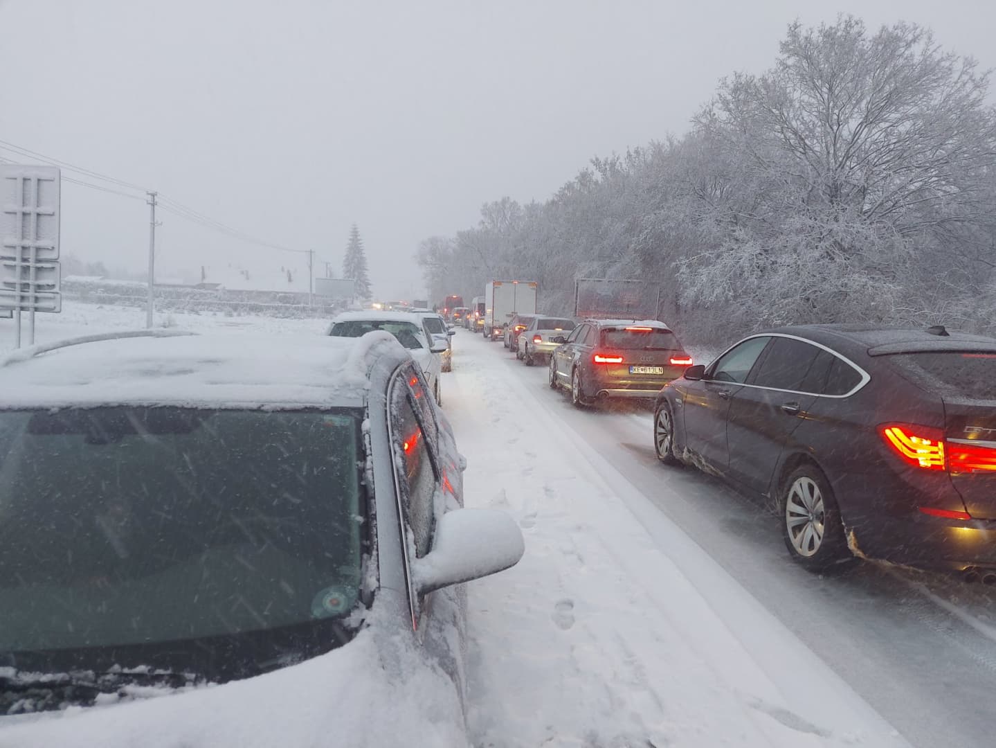 Sűrű havazás bonyolítja a közlekedést Kelet-Szlovákiában (Videó/Fotók)