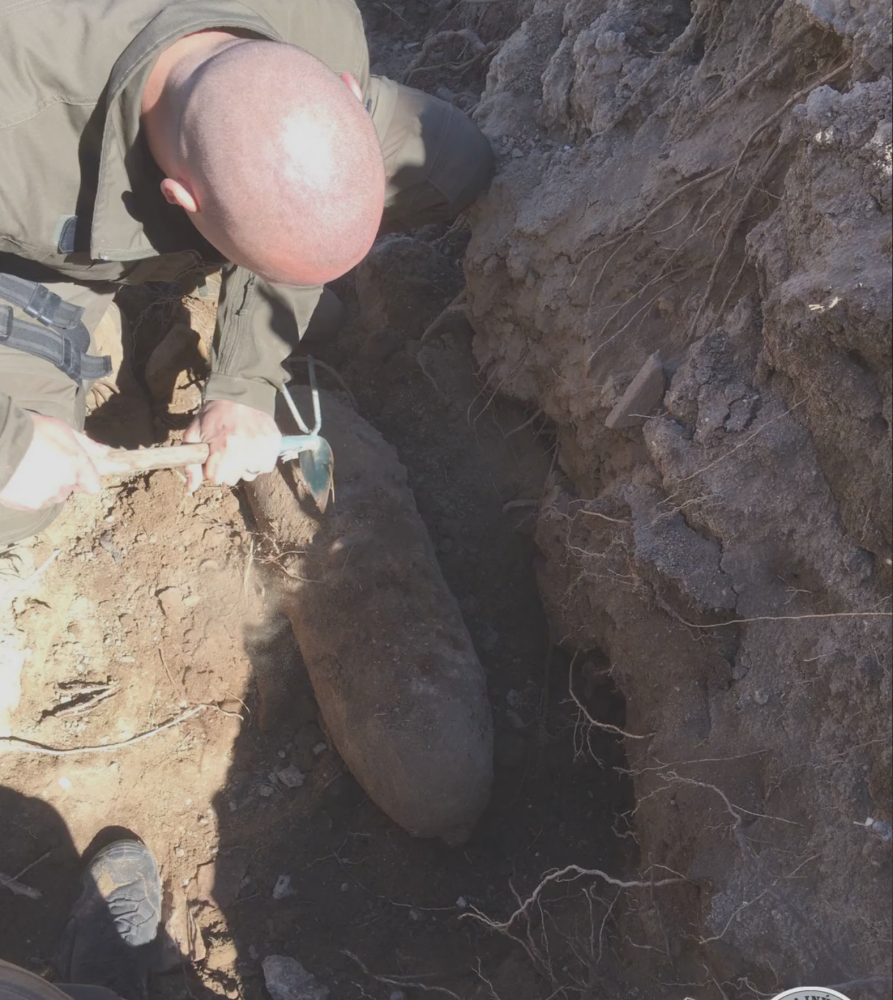 Világháborús bombát talált ásás közben egy férfi Kőhídgyarmaton – VIDEÓ