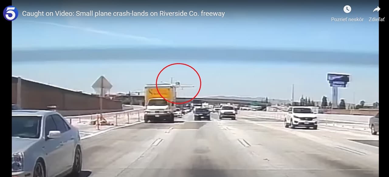 Autók közé zuhant egy kisrepülőgép (+VIDEÓ)
