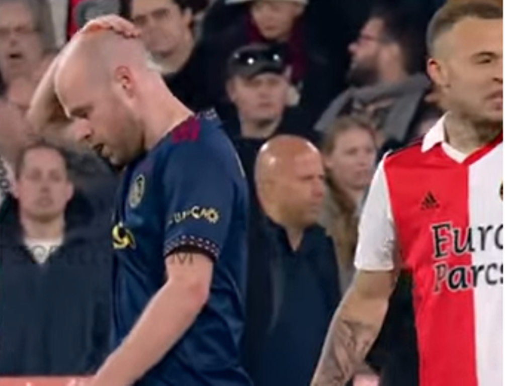 Holland Kupa: Botrányok a Feyenoord-Ajax elődöntőn, az egyik játékos vérző fejjel hagyta el a pályát (VIDEÓ)