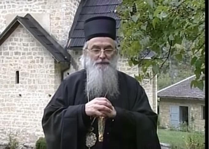 Együtt csókolgatta a keresztet a hívekkel, bele is halt a vírusba a szerb püspök