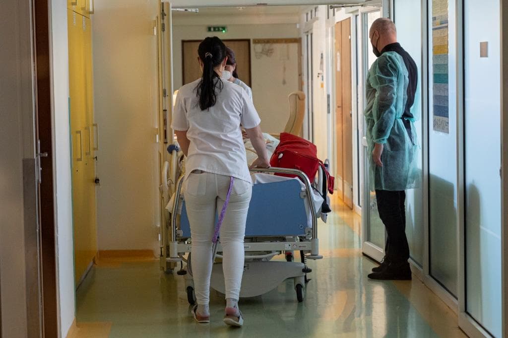 Alig tudnak lélegezni az oltatlan páciensek, mégis az egészségügyi alkalmazottakat támadják – felfoghatatlan esetekről számolt be a rendőrség