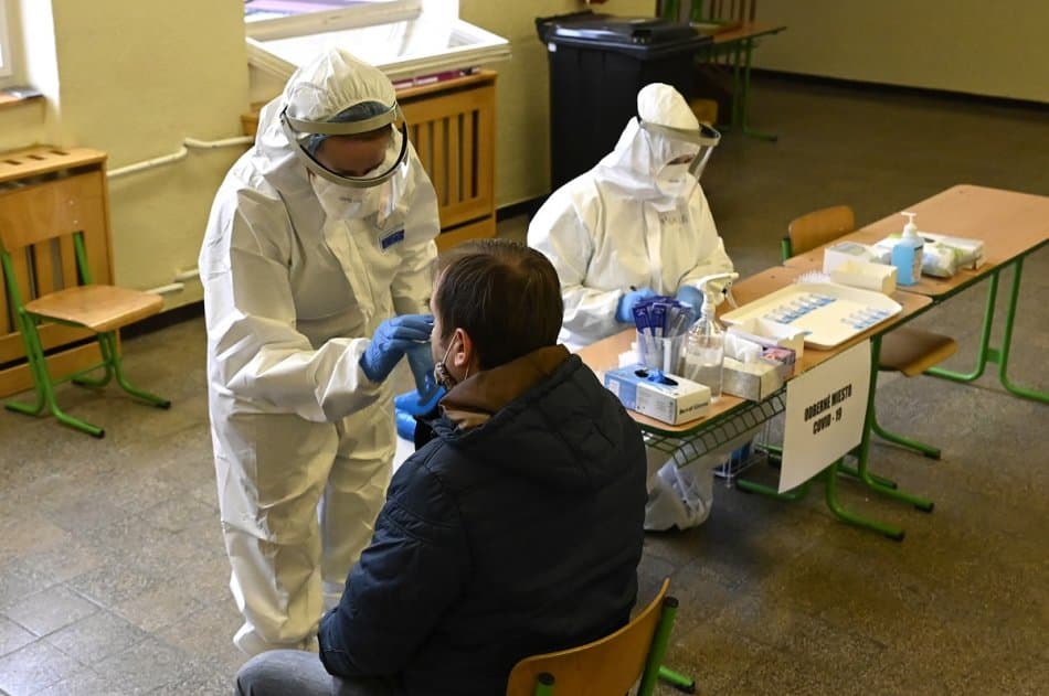 Vasárnap kettőig több mint 4 ezer személyen végezték el a koronavírus-tesztet Trencsénben