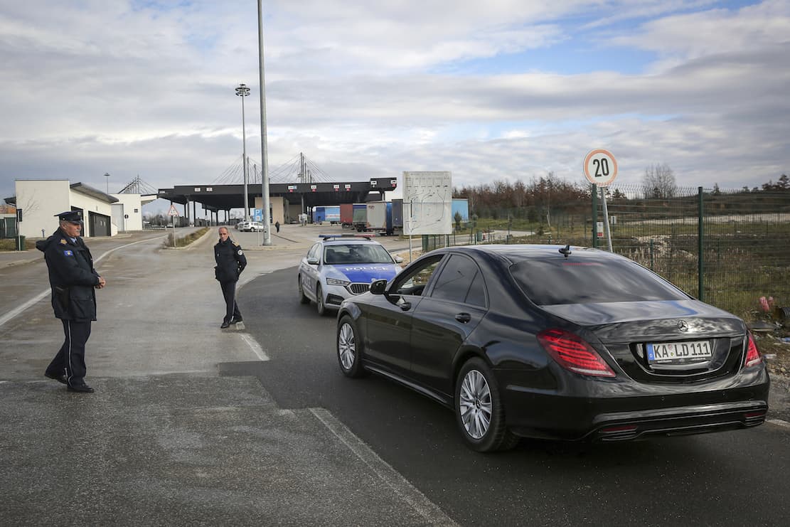Megnyugszanak a kedélyek? Újraindult a forgalom a szerb-koszovói határ legnagyobb, medarei átkelőhelyén