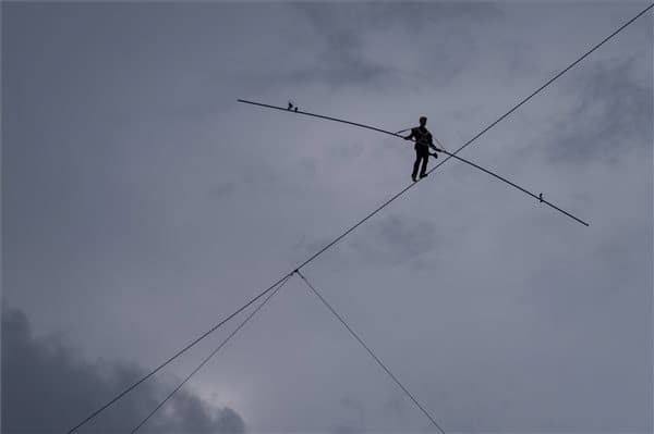 LÉLEGZETELÁLLÍTÓ: Drótkötélen egyensúlyozva kelt át a Duna felett Simet László artistaművész - FOTÓK