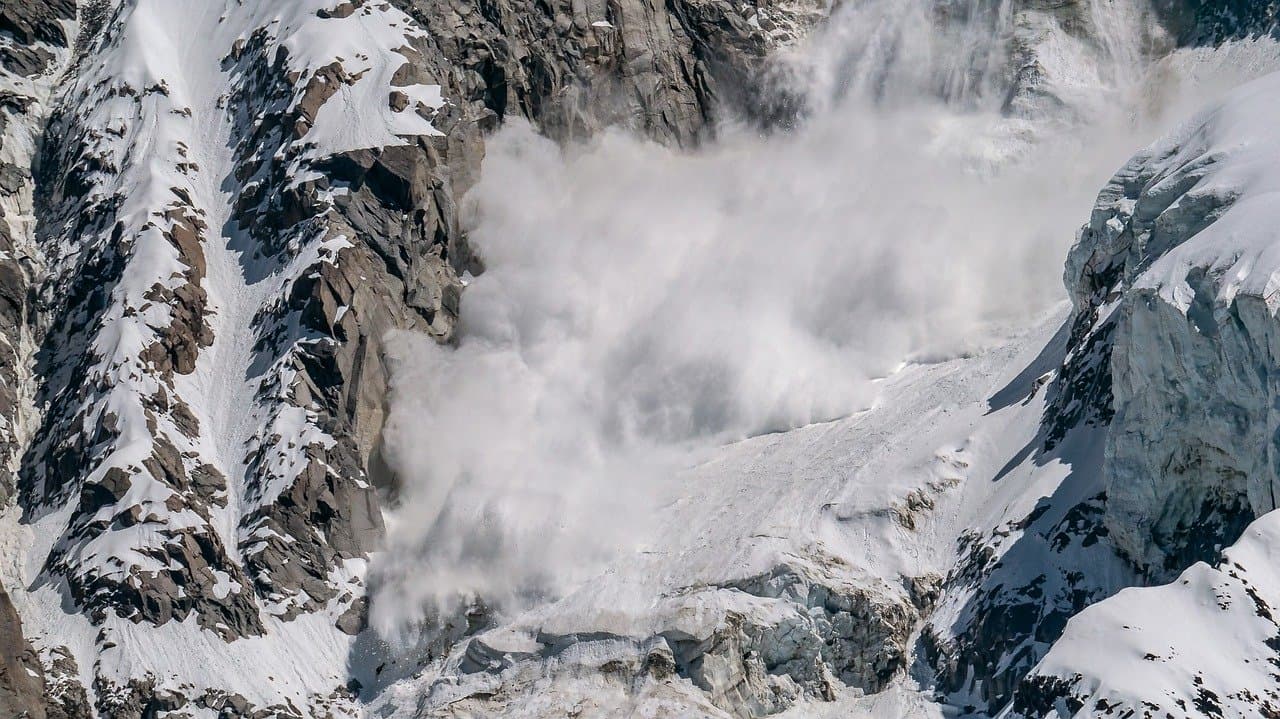 Lavinák sodortak el több embert az Alpokban