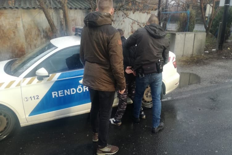 Parkoló autóból lopott egy fickó Győrben, lecsaptak rá a zsaruk