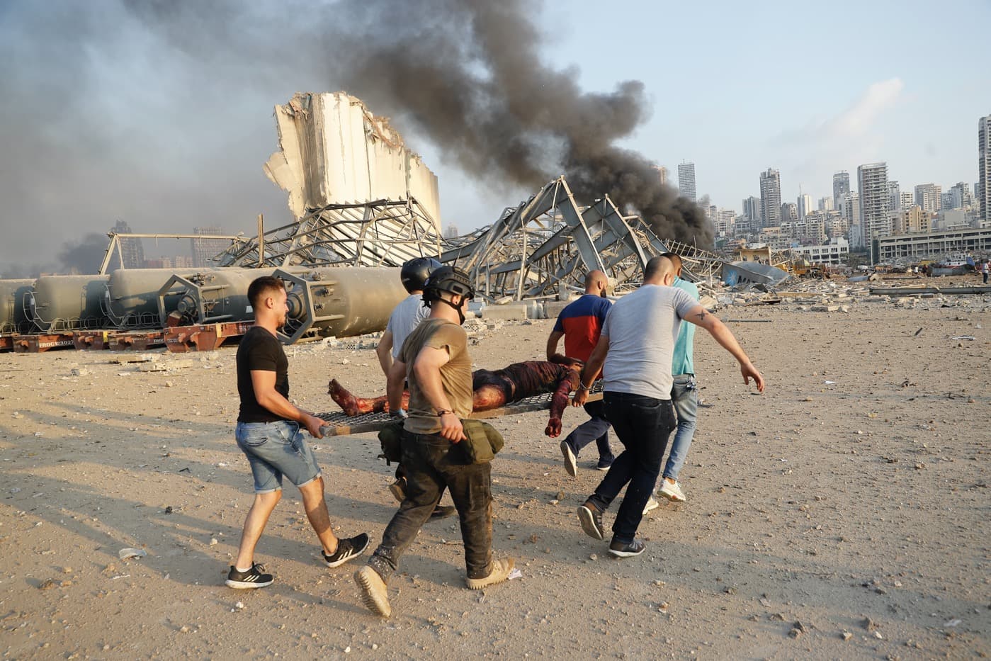Emelkedett a bejrúti robbanás halálos áldozatainak száma, az elnök nem zárja ki, hogy rakéta vagy bomba okozta a szerencsétlenséget