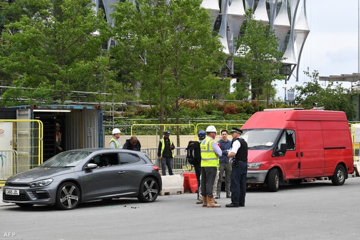 LONDON: Gyanús járműveket robbantottak fel az épülő amerikai nagykövetségnél!
