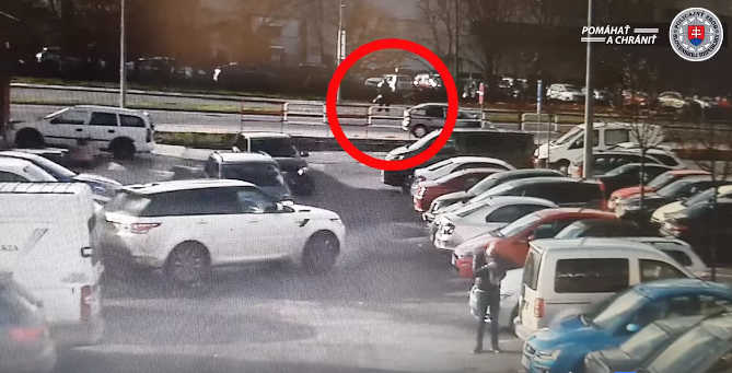 Kereket cserélt a sofőr, miközben ellopták a táskáját a kocsijából – több mint félmillió euró volt benne! (videó)
