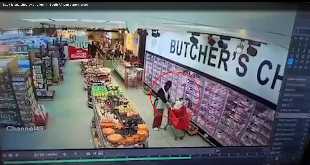Íme egy sokkoló videó arról, ahogyan a szupermarket alkalmazottja ellop egy csecsemőt egy bevásárlókocsiból