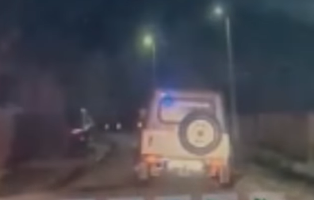 VIDEÓ: Felborult kocsijával a menekülő férfi – azok alapján, ami kiderült róla, nem csoda, hogy le akart lécelni