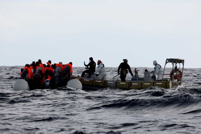 Felborult egy menekülteket szállító hajó Tunézia partjainál, sokan meghaltak