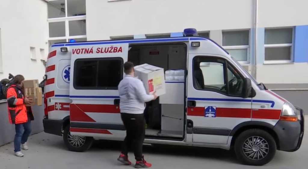 Ukrán kollégáiknak ajándékozzák feltuningolt régi mentőautójukat a komáromi mentősök