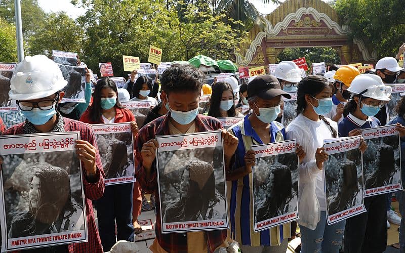 Meghalt egy fiatal nő, akit fejen lőttek egy múlt heti tüntetésen Mianmarban