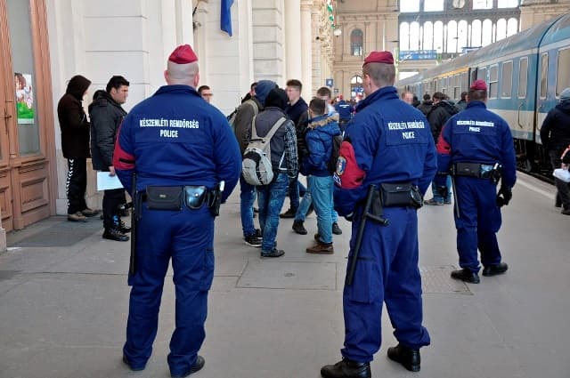Terroristákhoz hasonlították a magyar rendőröket