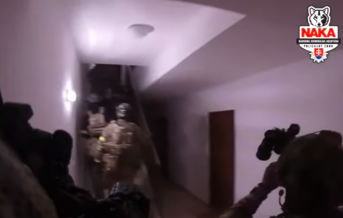A pillanat, amikor egy csomó fegyveres kommandós lepi el a lakásodat (VIDEÓ)
