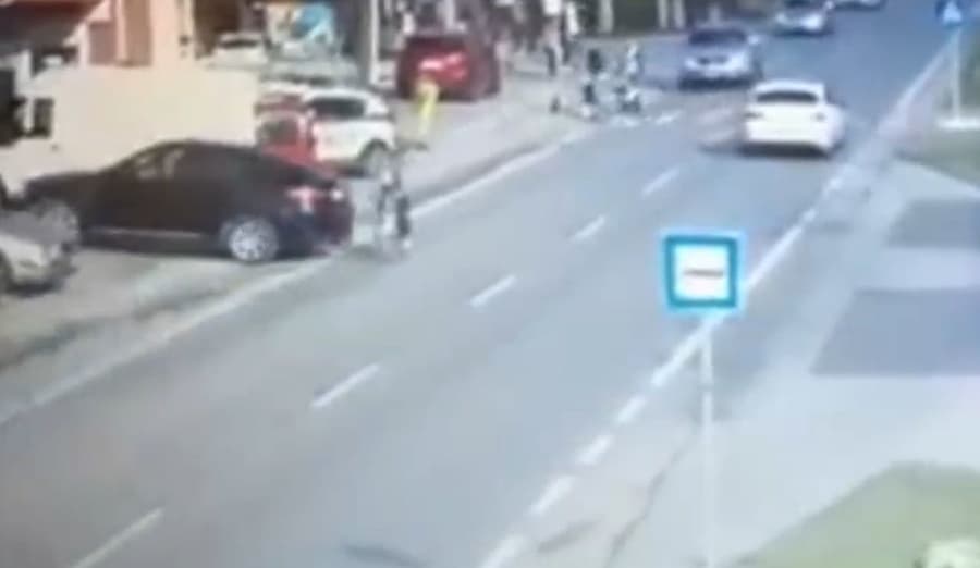 Szörnyű tragédia: észre sem vette a sofőr, hogy kétszer is áthajtott a kerékpároson (VIDEÓ)