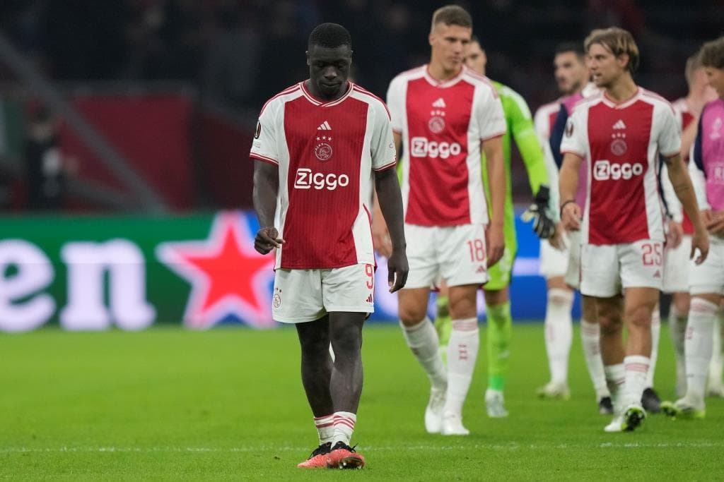 Dühös szurkolók miatt félbeszakadt az Ajax-Feyenoord rangadó!