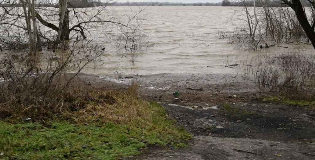 SHMÚ: A heves esőzés miatt egyes területeken megemelkedhet a folyók vízszintje