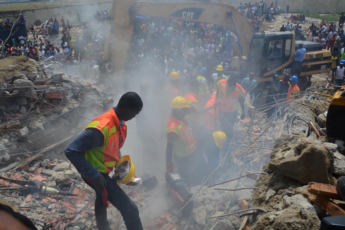 Összeomlott egy épület Nigériában, legalább 35 halott
