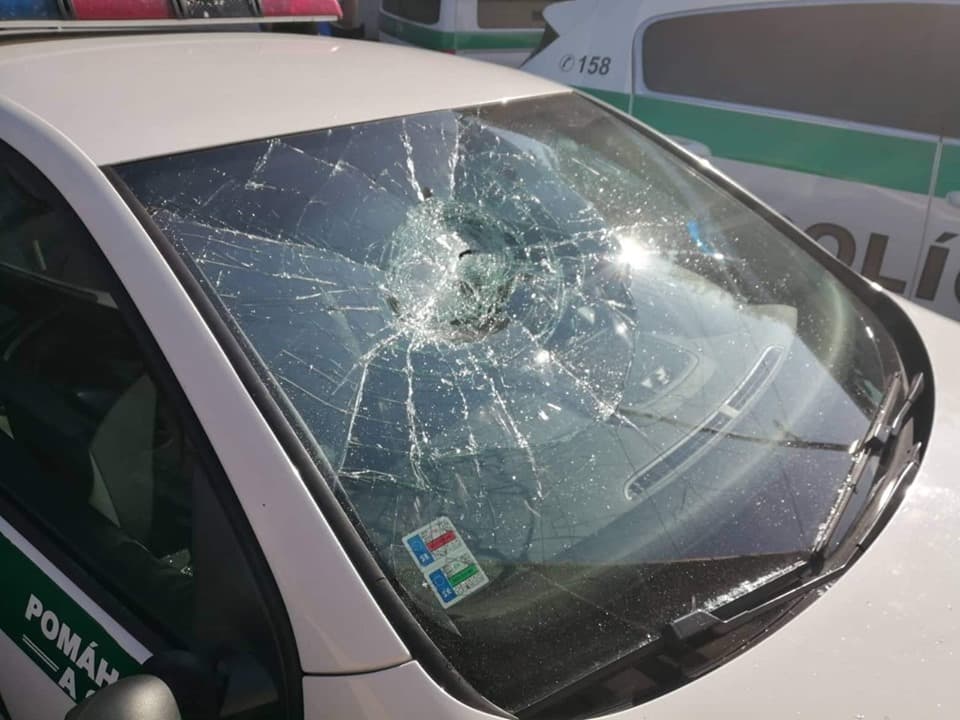 Két zsarukocsi ablakát is betörte egy férfi a rendőrség épülete előtt