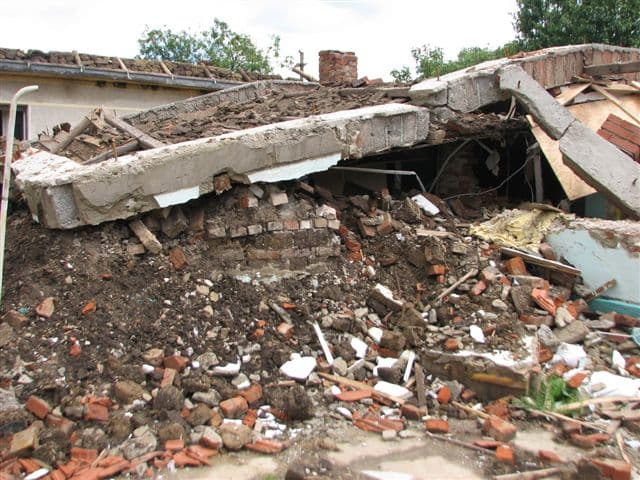 Összeomlott felújítás közben egy ház, 17 munkás meghalt
