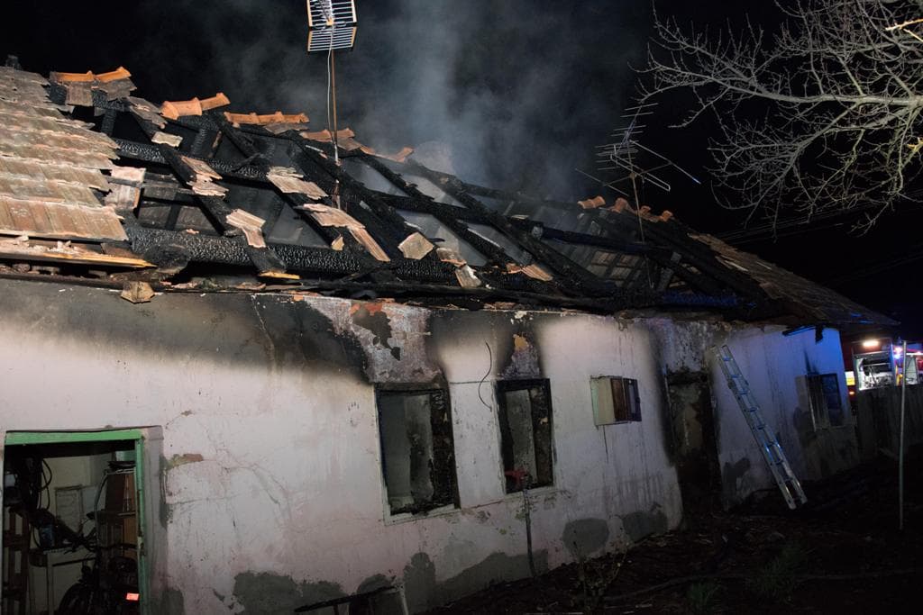 TŰZESET: Megégett holttestre bukkantak a kigyulladt családi házban