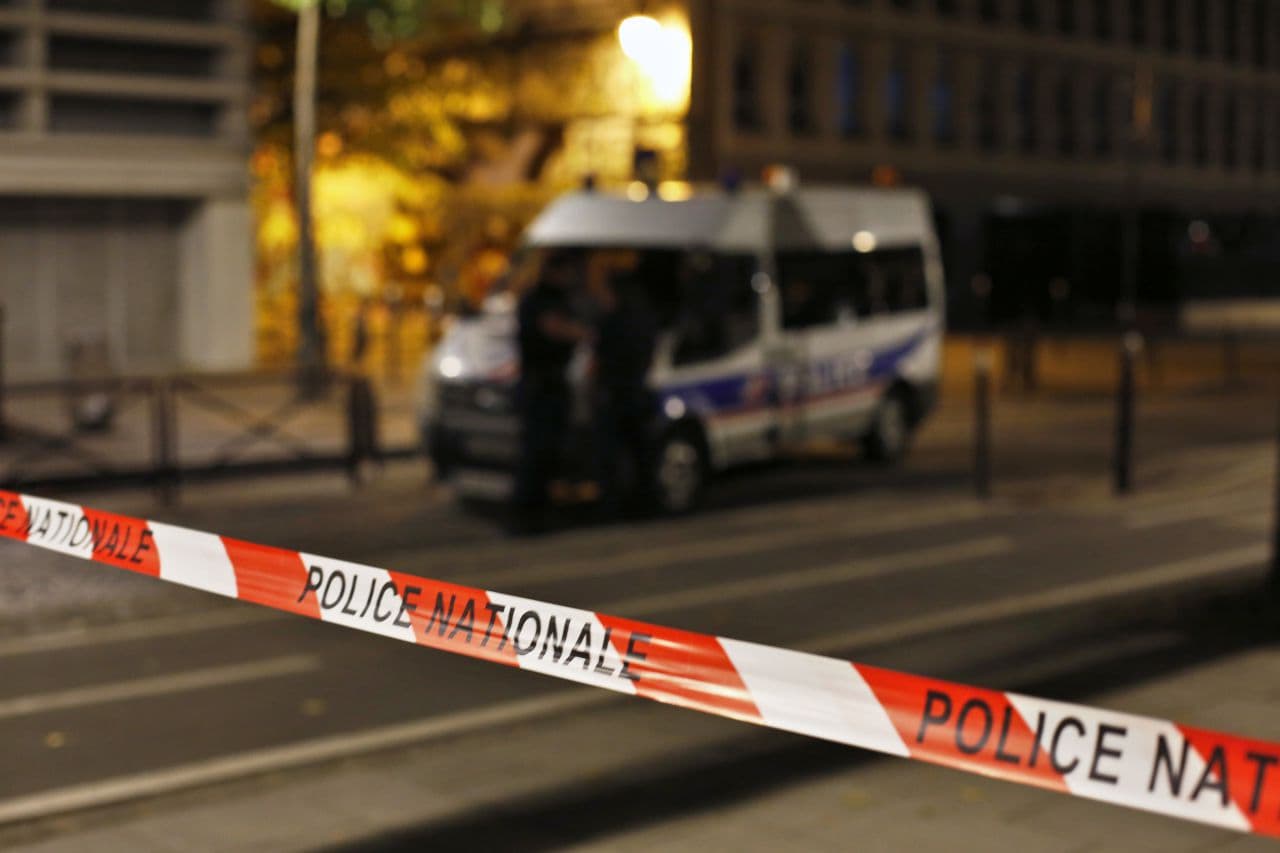 Többen megsebesültek egy késes támadásban Párizsban