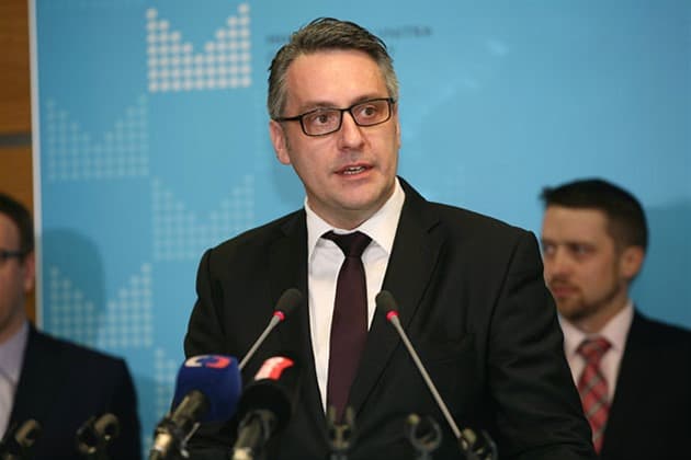 Nem mond le a cseh védelmi miniszter, szakértők szerint diplomamunkája nem plágium