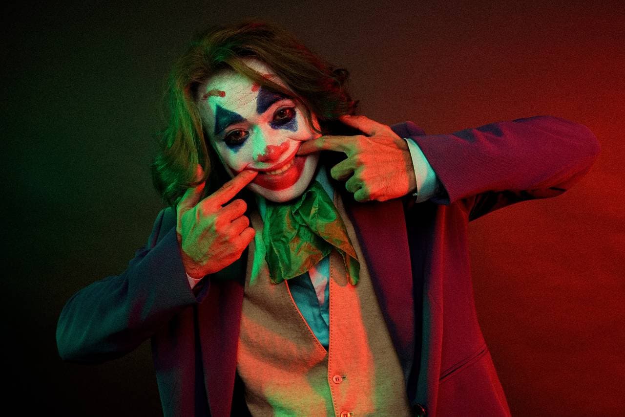 Túlságosan is beleélte magát a halloweenba a 24 éves férfi: Jokernek öltözve késelte meg a metró utasait, majd tüzet gyújtott