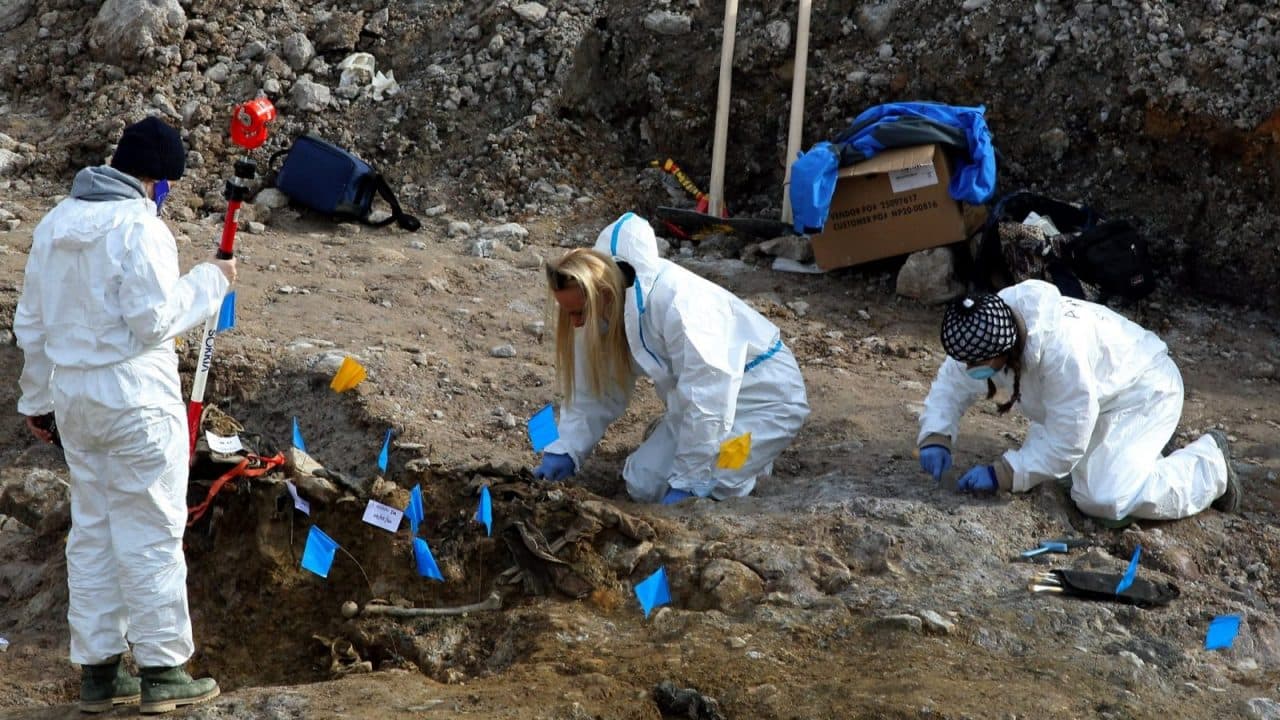 Kilenc holttestet találtak egy tömegsírban Szerbiában