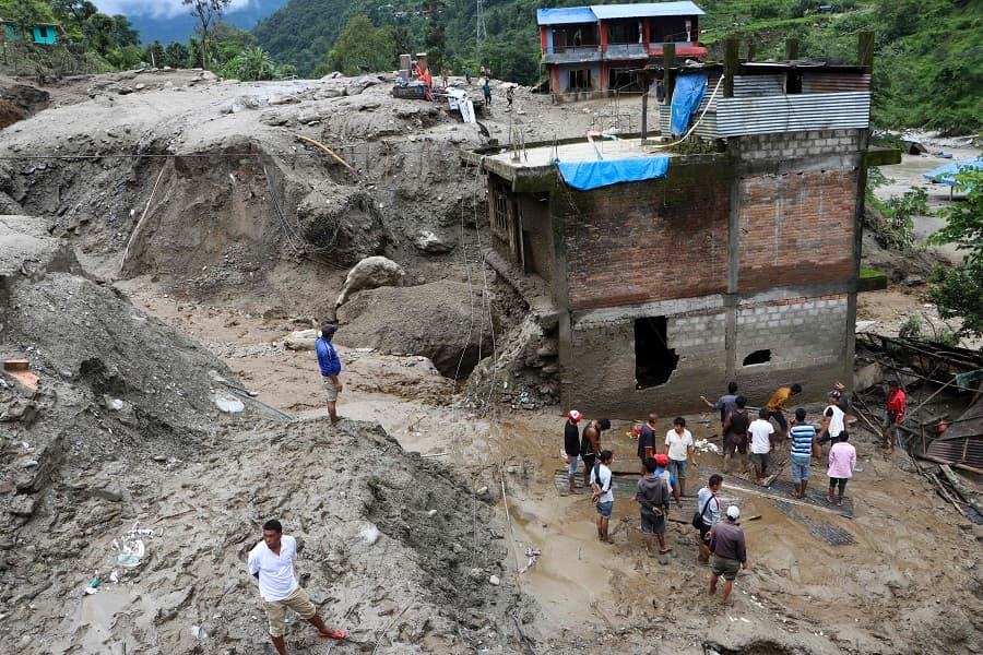 Legalább tízen meghaltak, harmincan eltűntek Nepálban a földcsuszamlások miatt