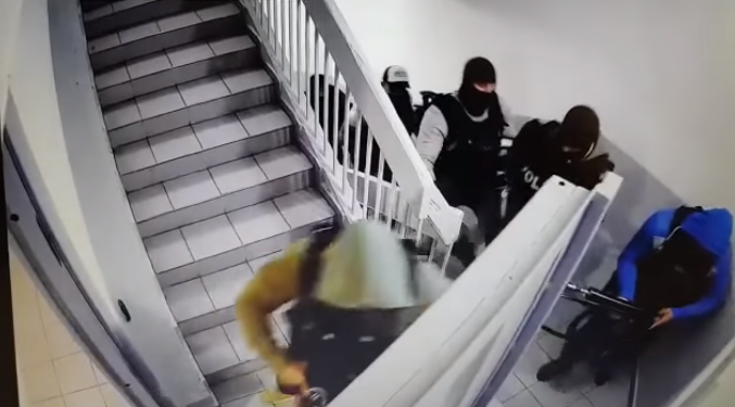 Videón, ahogy állig felfegyverzett rendőrök csapnak le egy drogdílerre a Pentagon lakótelepen