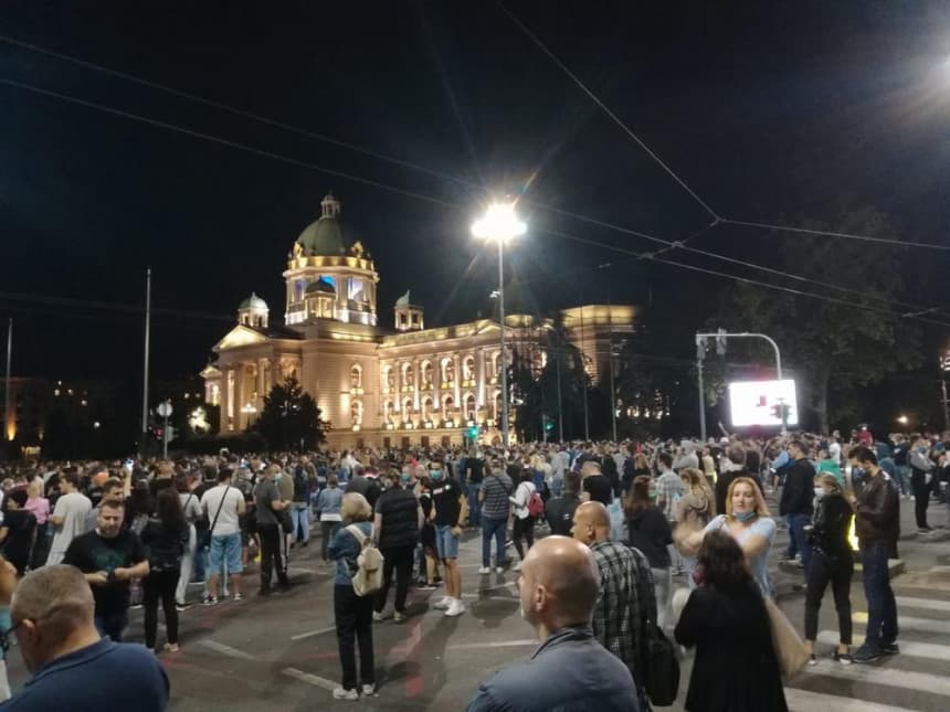 Újabb tüntetés volt Belgrádban a parlament épületénél