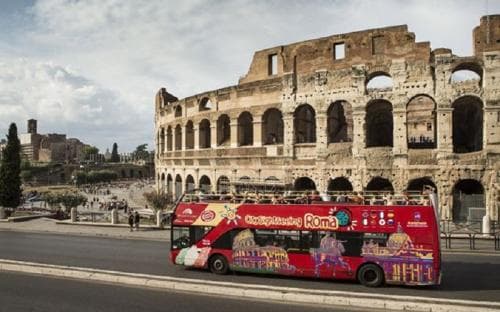 Kitiltanák a turistabuszokat Rómából