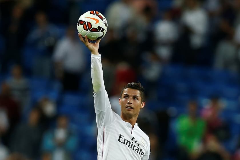 Ronaldo szelfizett a pályára rohanó szurkolóval (videó)