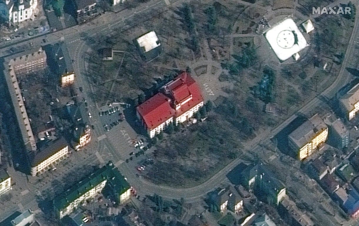 Lebombáztak egy óvóhelyként szolgáló színházat Mariupolban, több mint ezren voltak odabent