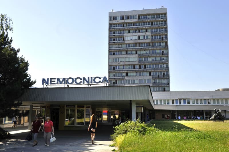 Szombattól a koronavírus miatt tilos a látogatás a Pozsonyi Egyetemi Kórházban