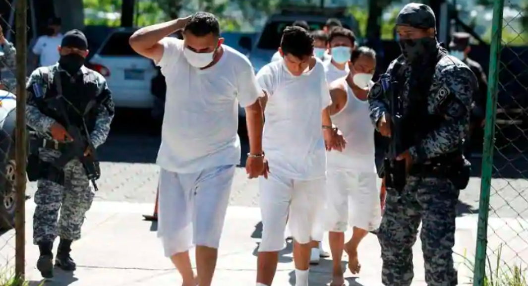 Bűnbandák több száz őrizetbe vett tagját "parádéztatták" kamerák előtt