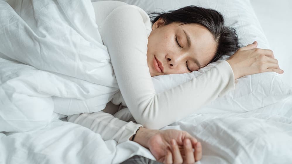 Csökkenti a szívmegállás kockázatát az egészséges alvás