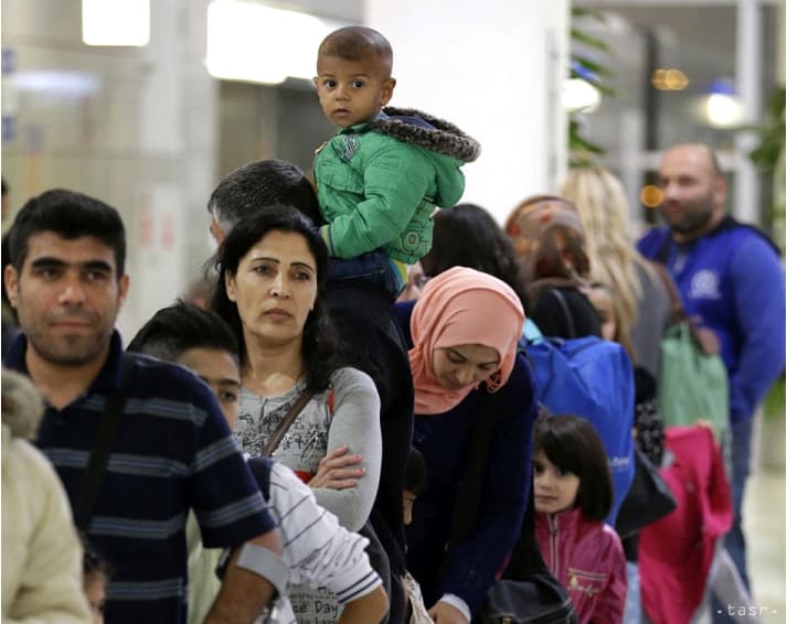 A bevándorlók áthaladnak a nagykürtösi járásbeli Zsélyen